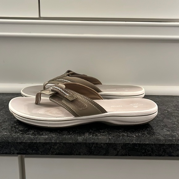 clarks flip flops uk